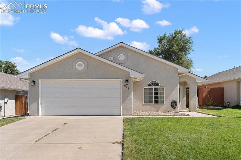 814 Edna Ln, Pueblo, CO 81005