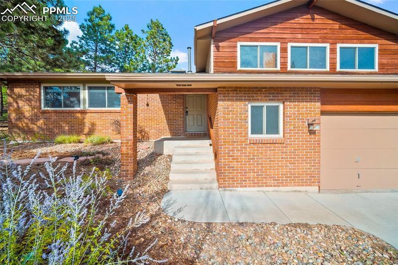 818 Allegheny Dr, Colorado Springs, CO 80919