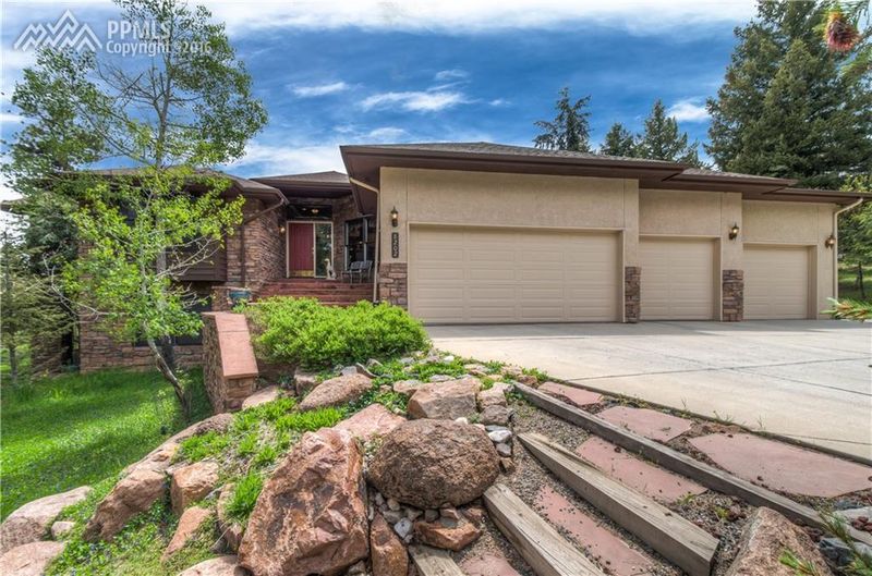 8202 Red Rock Ct, Larkspur, CO 80118