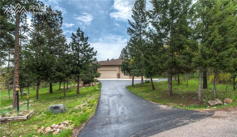 8202 Red Rock Ct, Larkspur, CO 80118