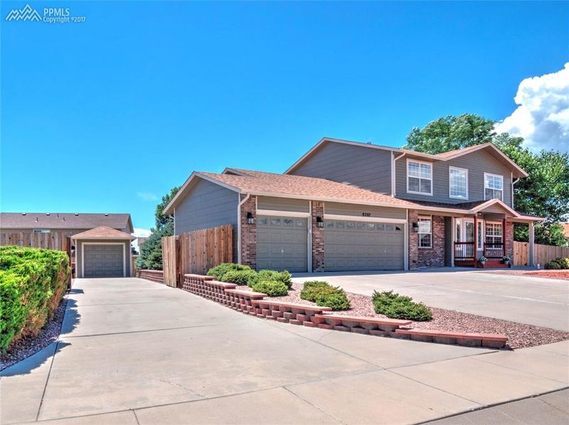 8207 Hidden Pine Dr, Colorado Springs, CO 80925