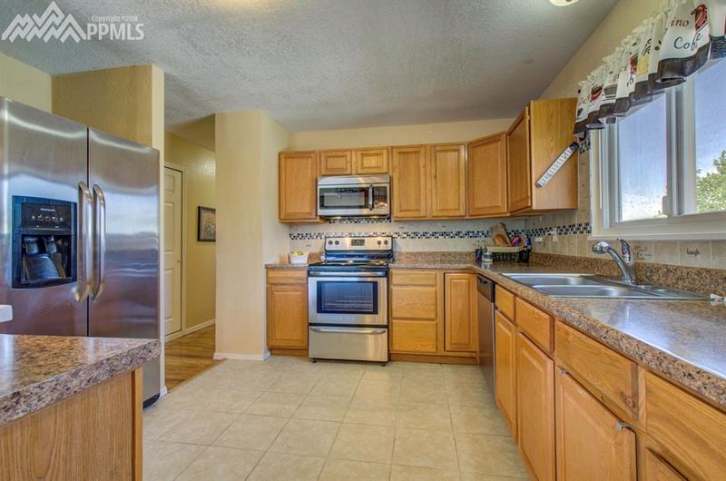 823 Drew Dr, Colorado Springs, CO 80911