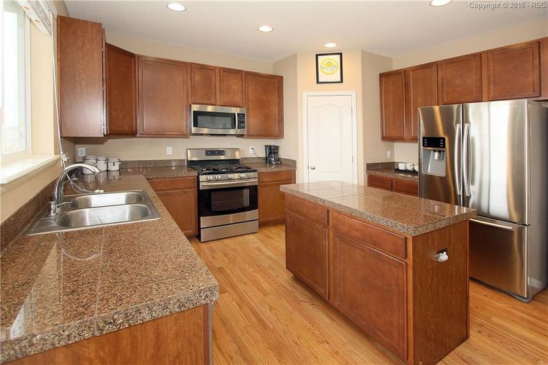 8239 Hollygrape Ln, Colorado Springs, CO 80927