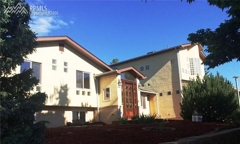 824 Crown Ridge Dr, Colorado Springs, CO 80904