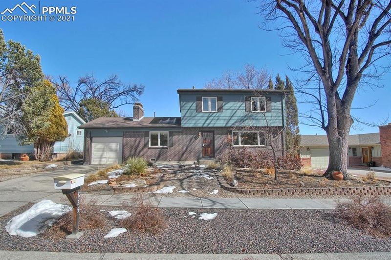 825 Crown Ridge Dr, Colorado Springs, CO 80904