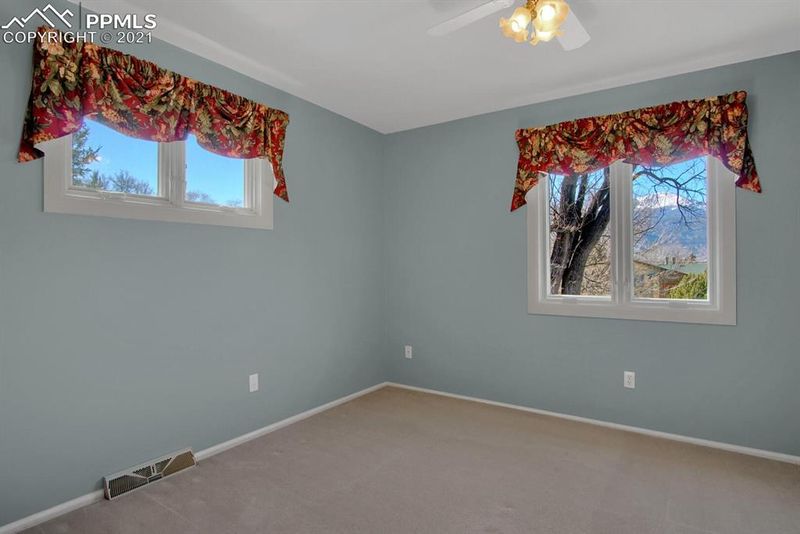 825 Crown Ridge Dr, Colorado Springs, CO 80904
