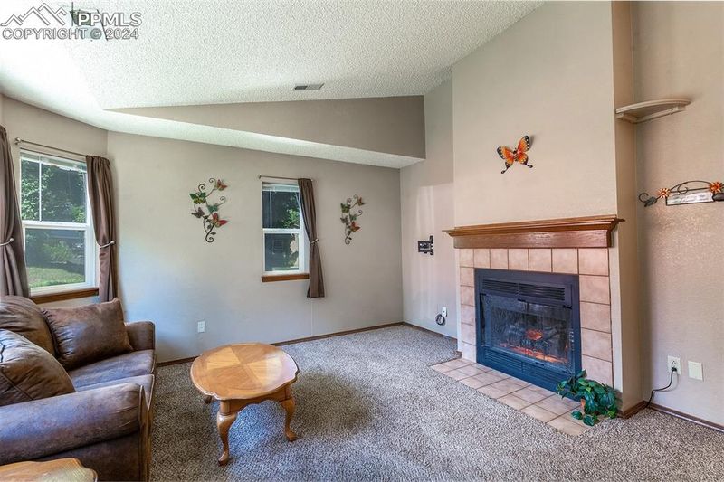 825 Spinner Ct, Colorado Springs, CO 80910
