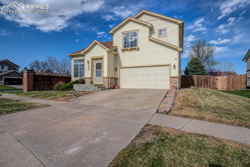 870 Riverview Ln, Colorado Springs, CO 80916