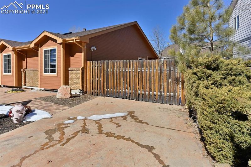 8809 Alpine Valley Dr, Colorado Springs, CO 80920