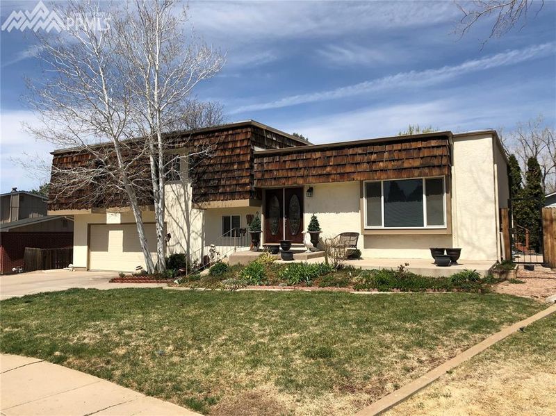 9 Belaire Dr, Pueblo, CO 81001