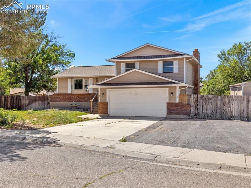 9 Carousel Ln, Pueblo, CO 81001