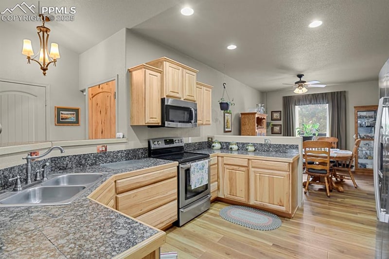 9 Kingston Cir, Florissant, CO 80816