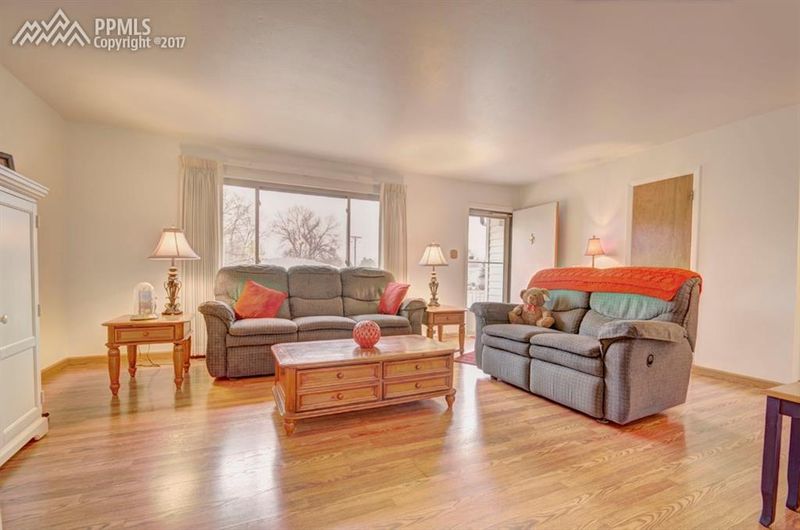 902 Arrawanna St, Colorado Springs, CO 80909
