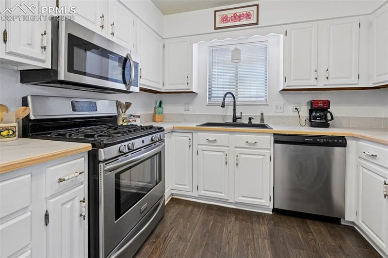 903 Bluelace Dr, Pueblo, CO 81001