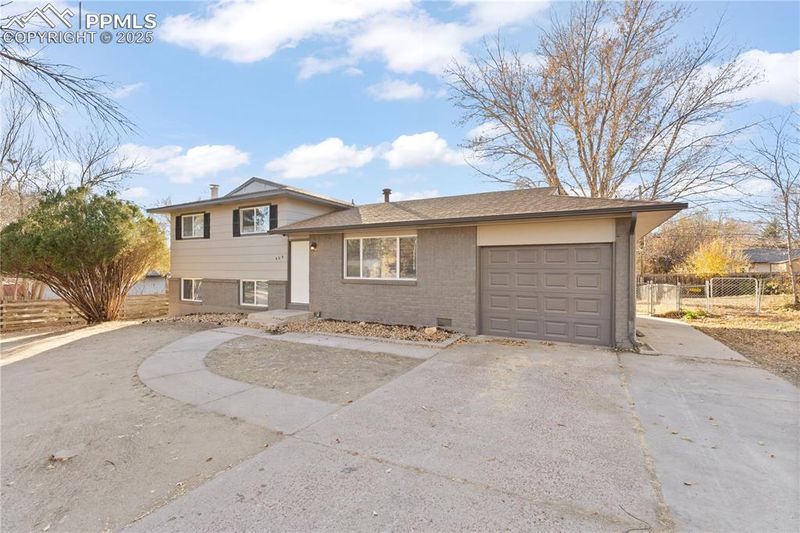 906 N Chelton Rd, Colorado Springs, CO 80909