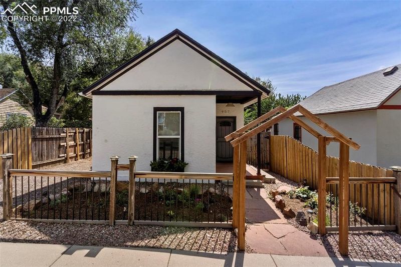 907 E Cucharras St, Colorado Springs, CO 80903