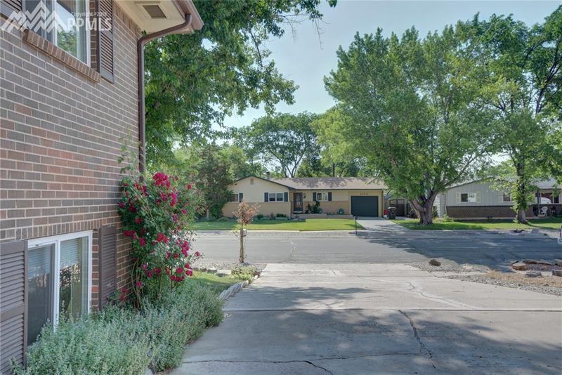912 Crown Ridge Dr, Colorado Springs, CO 80904