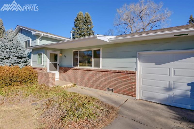 913 Crown Ridge Dr, Colorado Springs, CO 80904