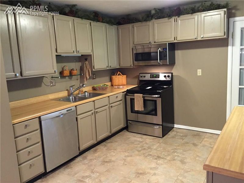 915 Chambers Dr, Colorado Springs, CO 80904
