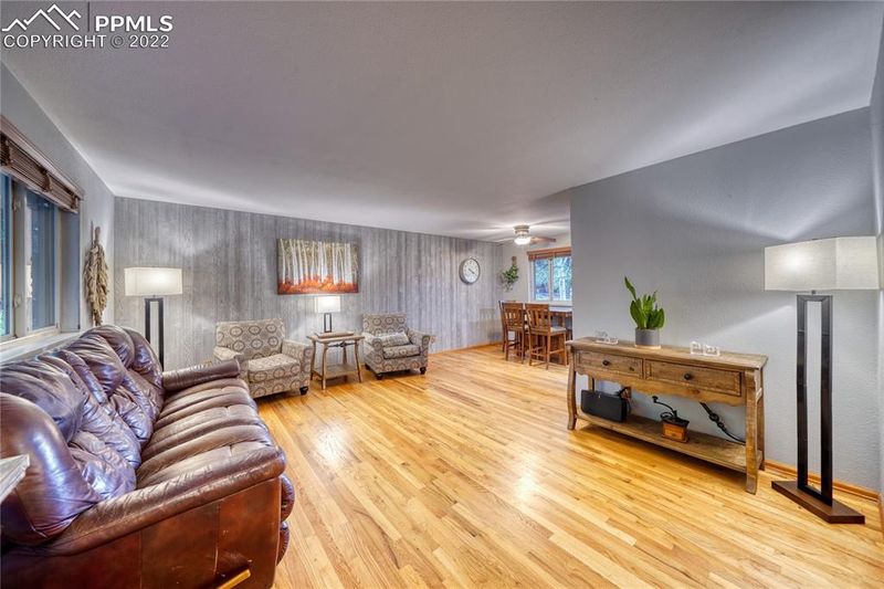 916 Chambers Dr, Colorado Springs, CO 80904