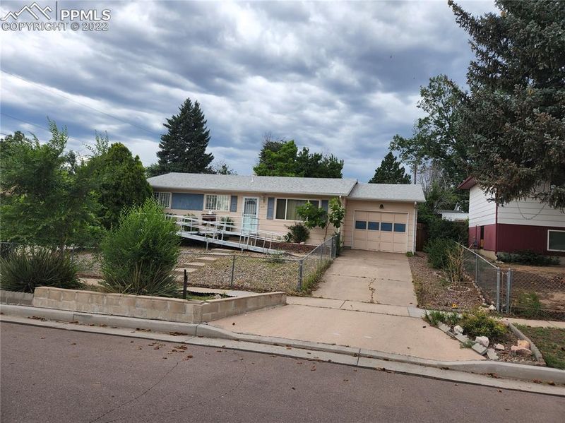 922 Boggs Pl, Colorado Springs, CO 80910
