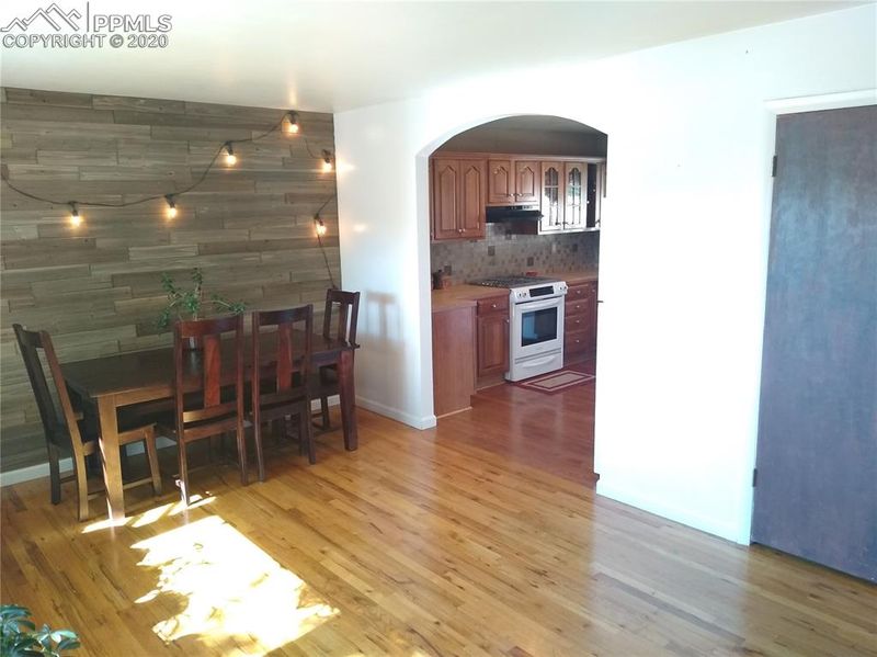 925 Holmes Dr, Colorado Springs, CO 80909