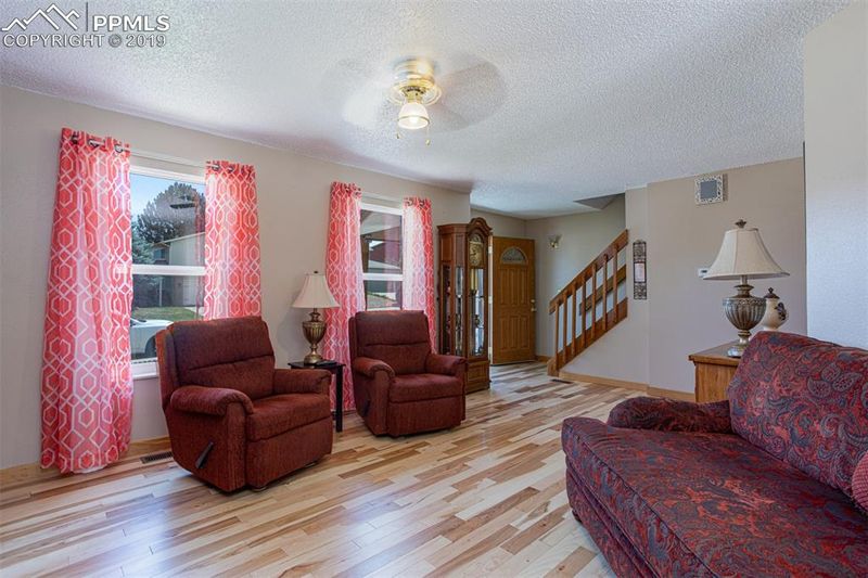 935 Harbourne St, Colorado Springs, CO 80911