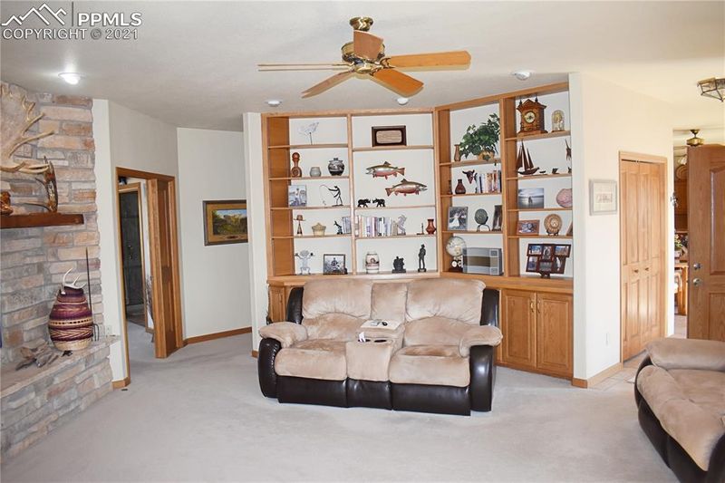 948 Cragin Rd, Colorado Springs, CO 80920