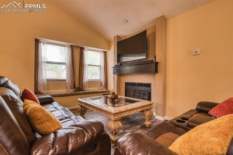 960 Greenbrier Dr, Colorado Springs, CO 80916