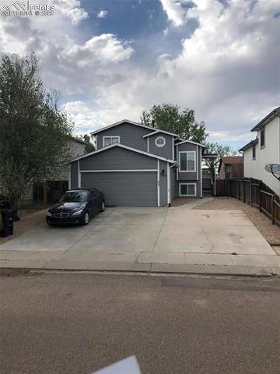 985 Square Dance Ln, Fountain, CO 80817