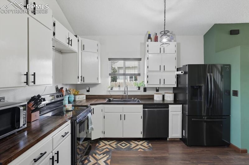 995 Square Dance Ln, Fountain, CO 80817