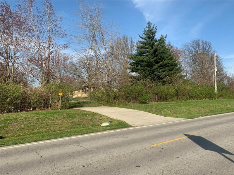 602 SW Blue Pw, Lee's Summit, MO 64081