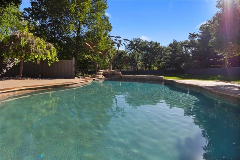 6815 Beverly St, Overland Park, KS 66204