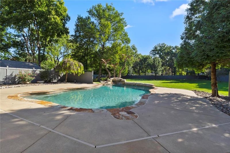 6815 Beverly St, Overland Park, KS 66204