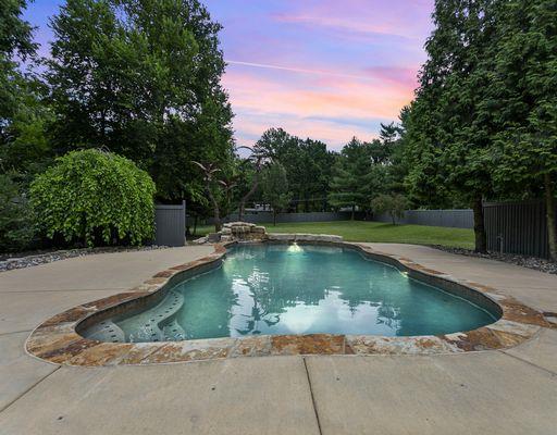 6815 Beverly St, Overland Park, KS 66204