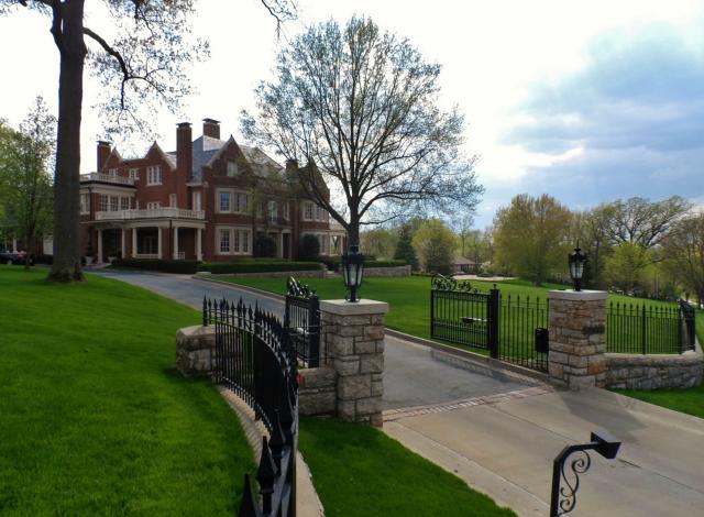 1217 W 55th St, Kansas City, MO 64113