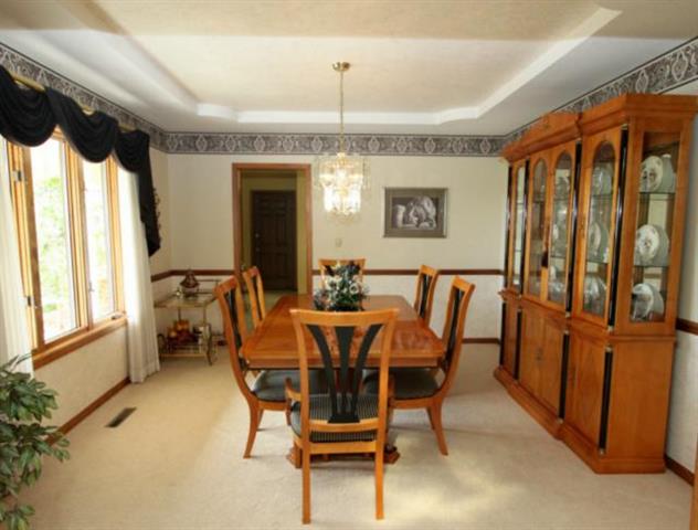 13901 Robinhood Ln, Kansas City, MO 64164