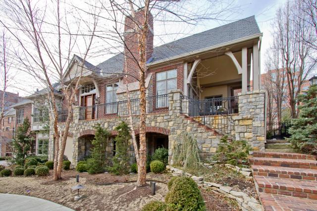 4943 Central St, Kansas City, MO 64112
