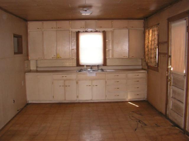 605 W Division St, Breckenridge, MO 64625
