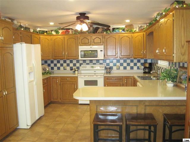 1126 Gum St, Lyndon, KS 66451