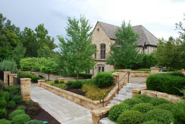 8604 N Sycamore Ave, Kansas City, MO 64157