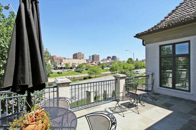703 Ward Pw, Kansas City, MO 64112