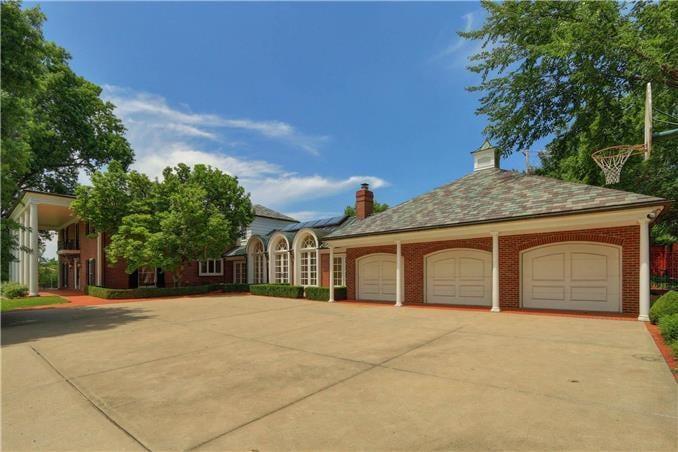 1056 W 56th St, Kansas City, MO 64113
