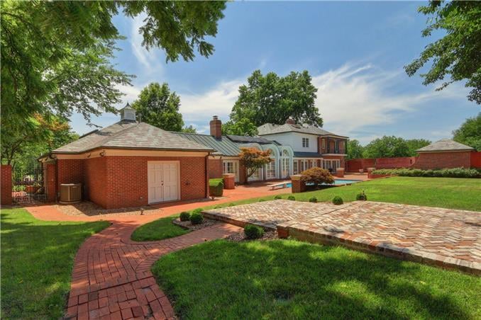 1056 W 56th St, Kansas City, MO 64113