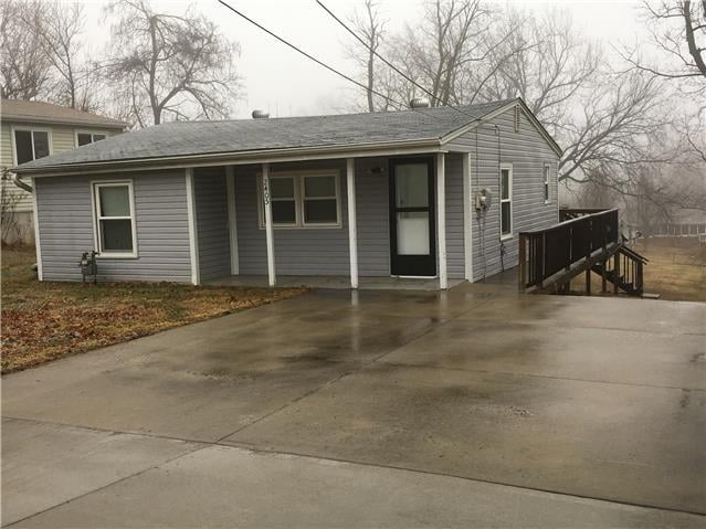 2405 N River Blvd, Sugar Creek, MO 64050