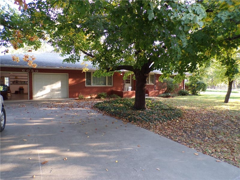 6050 SE 44th St, Tecumseh, KS 66542