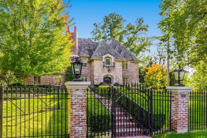 1055 W 56th St, Kansas City, MO 64113