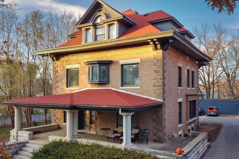 1206 E Armour Blvd, Kansas City, MO 64109