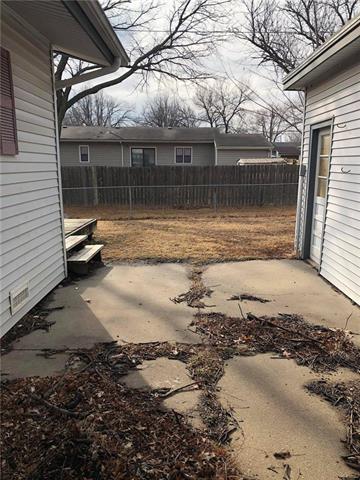 6721 SW Rockpost Rd, Topeka, KS 66619