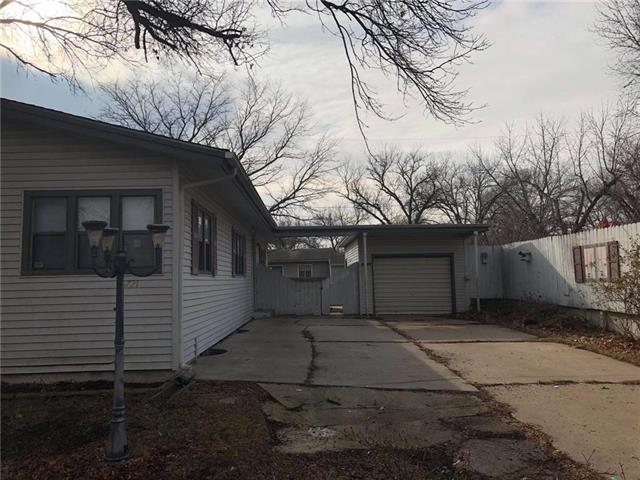 6721 SW Rockpost Rd, Topeka, KS 66619